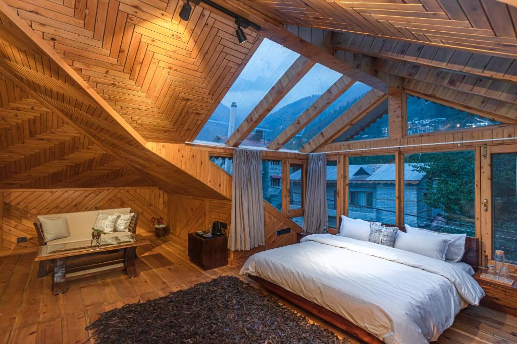 Postel nebo postele na pokoji v ubytování SaffronStays Monarch Manor, Manali - regal mansion