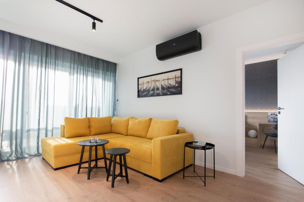 Posezení v ubytování Apartament Żółta Sofa