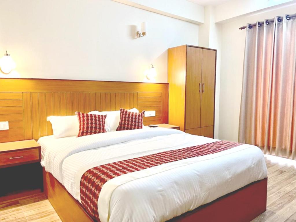 Postel nebo postele na pokoji v ubytování Madhuban Hotel