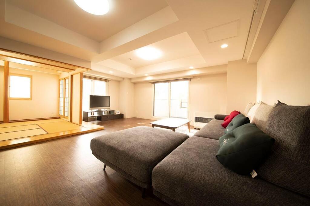 JozankeiMolinHotels602 アクティビティを満喫できる札幌定山渓 天然温泉付- 1L2Room S-Bed8 8Persons的带沙发和电视的客厅