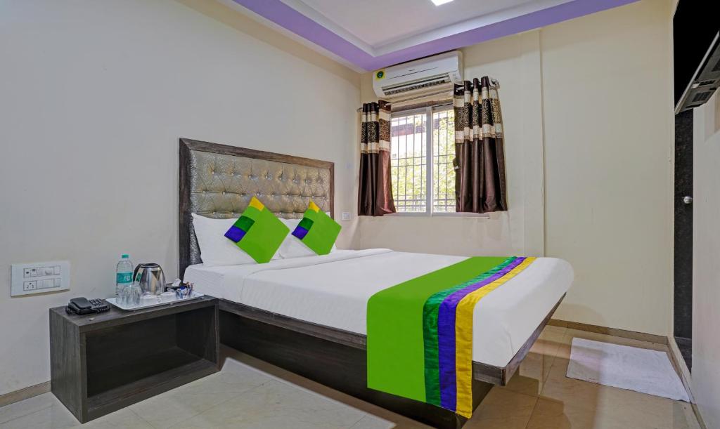 um quarto com uma cama grande e um cobertor colorido em Treebo Trend Amber Imperial em Mumbai