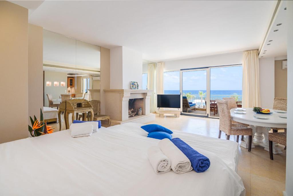 Postel nebo postele na pokoji v ubytování Parthenis Beach, Suites by the Sea