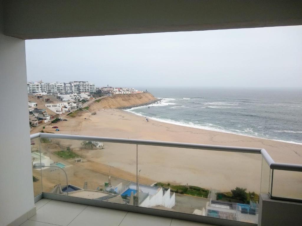 balkon z widokiem na plażę w obiekcie Departamento en Punta Hermosa con Vista al Mar w mieście Punta Hermosa