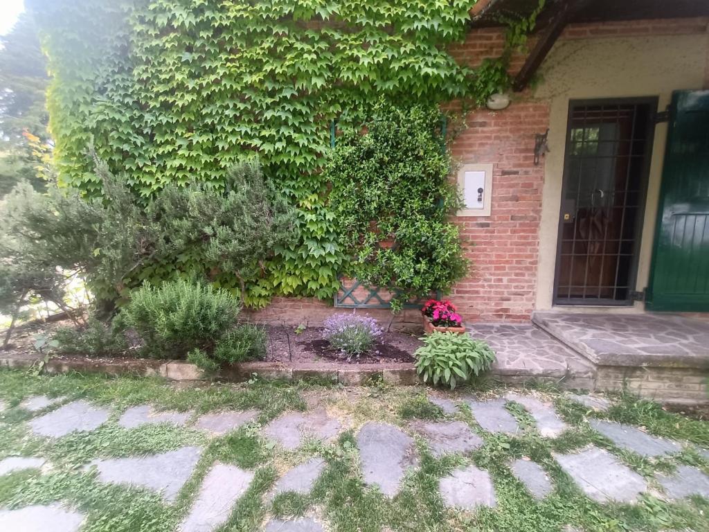 a brick house with plants in front of a door at Casina Belvedere in Casalecchio di Reno