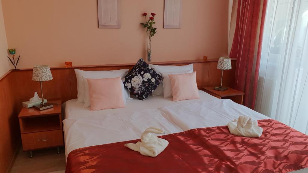 Postel nebo postele na pokoji v ubytování Hotel Isabell Győr