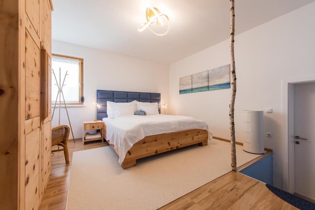 1 dormitorio con 1 cama y ventilador de techo en Apartment Alexandra en Gmunden