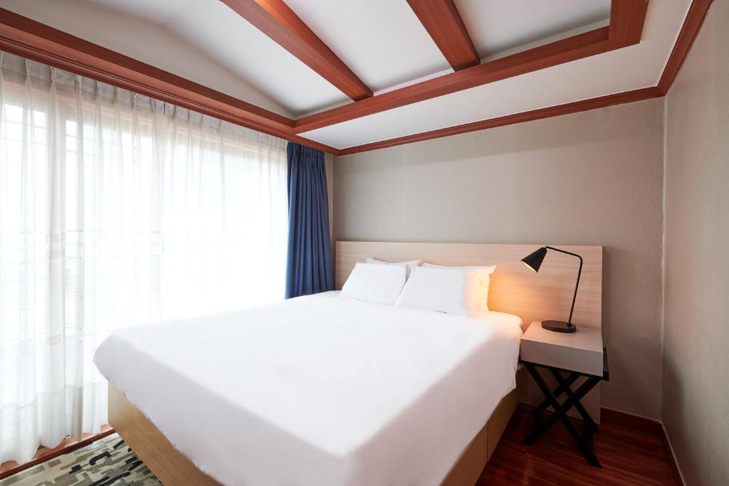Tempat tidur dalam kamar di Sokcho Good Morning Hotel and Resort