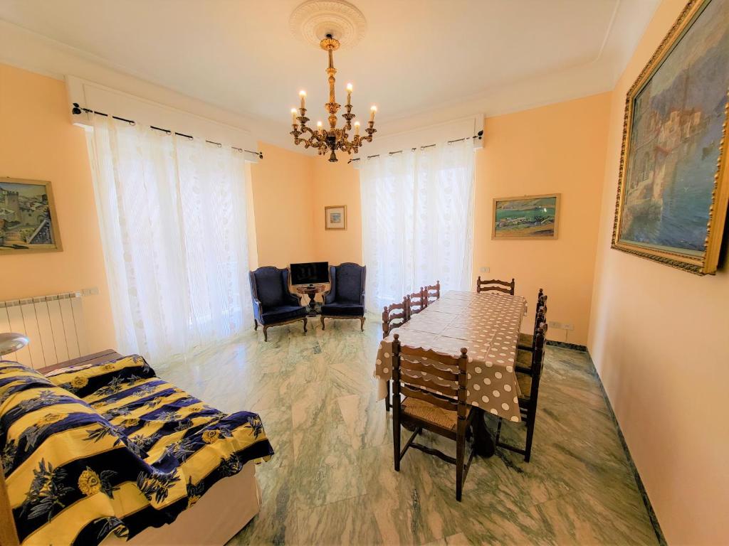 ein Esszimmer mit einem Tisch und Stühlen in der Unterkunft Appartamento Pilloa in La Spezia