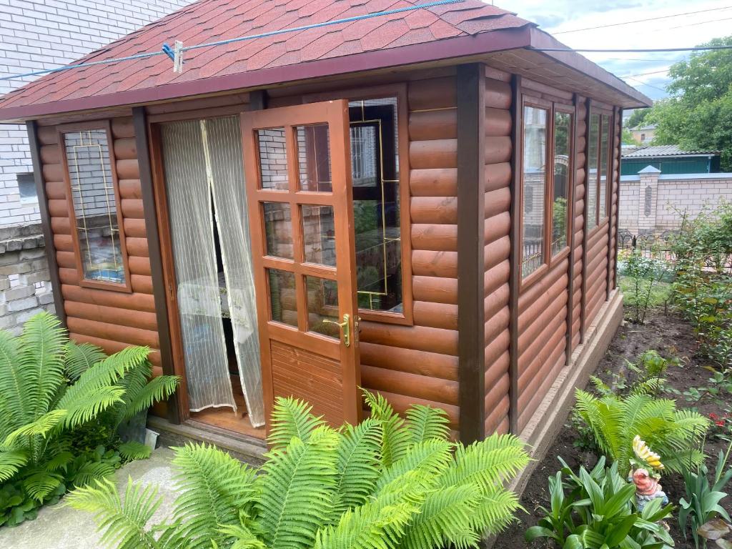 Cabaña de madera con techo rojo en Eleon, en Uman