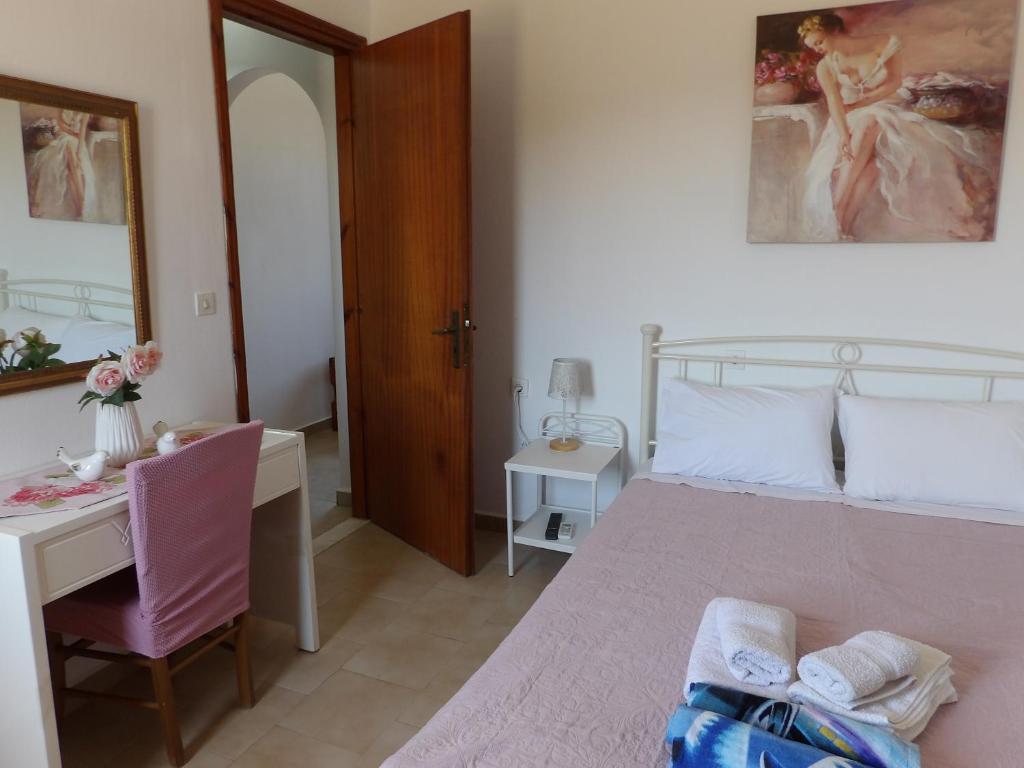 sypialnia z łóżkiem, biurkiem i stołem w obiekcie TEO 1 Apartment w mieście Guwes