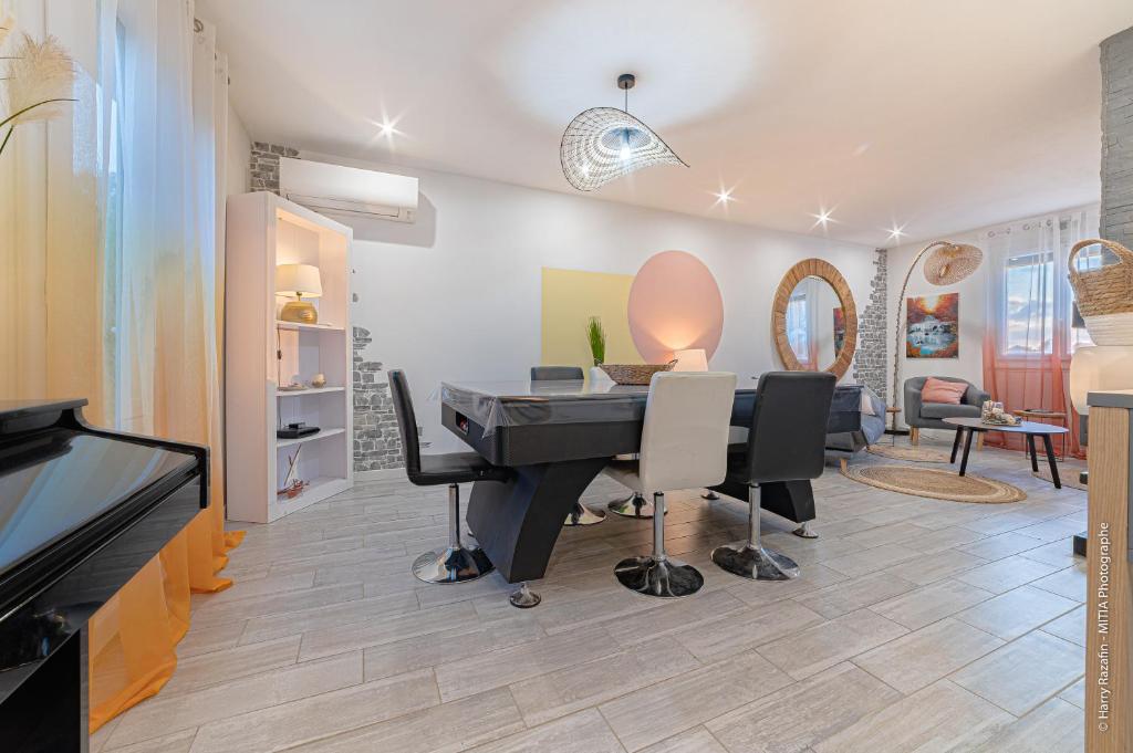 Zdjęcie z galerii obiektu ForestPlage Gîte avec SPA nordique w mieście Cognac-le-Froid