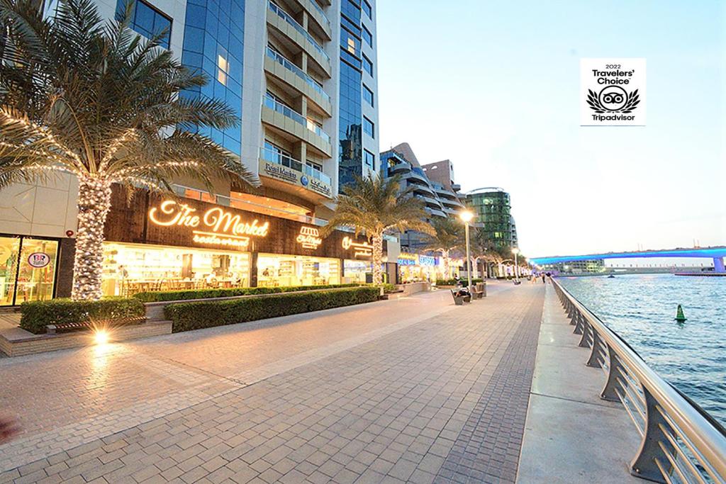 una strada in una città con un fiume e edifici di Pearl Marina Hotel Apartments a Dubai
