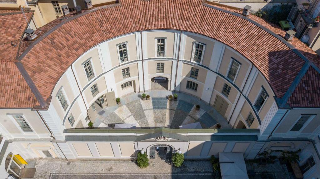 una vista aérea de un edificio con un gran arco en Oriana Homèl Torino, en Turín