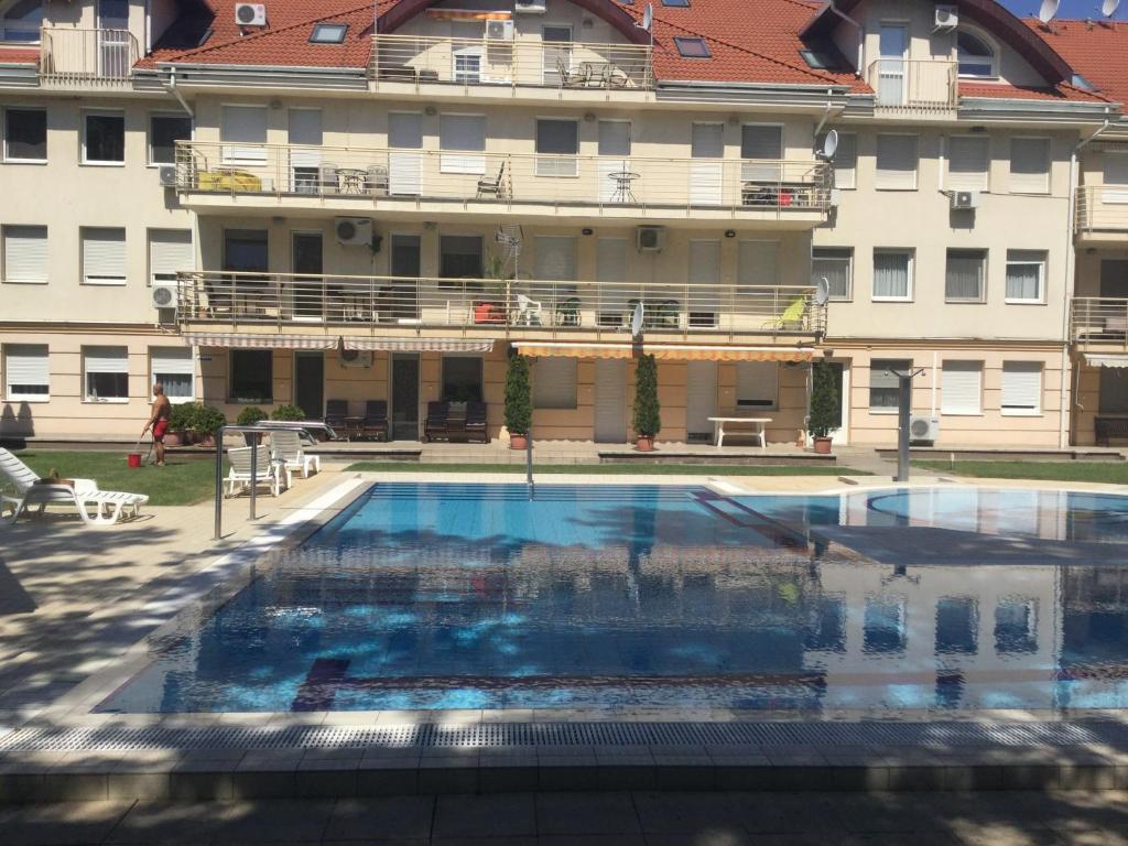 Basen w obiekcie Sport Apartman lub w pobliżu