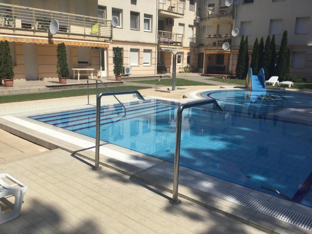 Basen w obiekcie Sport Apartman lub w pobliżu