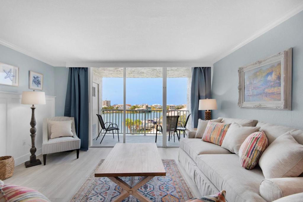 un salon avec un canapé et une table dans l'établissement Dolphin Point 404C, à Destin