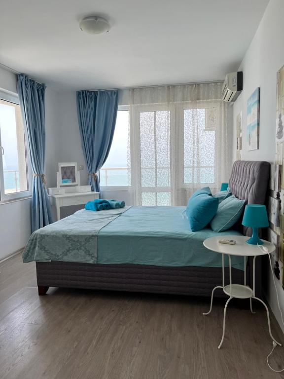 ポモリエにあるOrange Apartmentsのベッドルーム(青い枕の大型ベッド1台付)