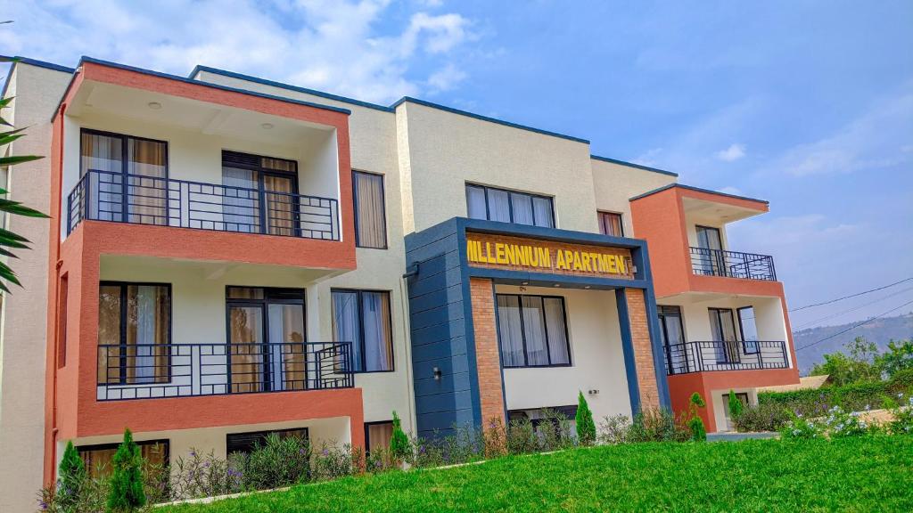 un edificio con un cartel que lee la casa de la insulina en Millennium Apartments, en Kigali
