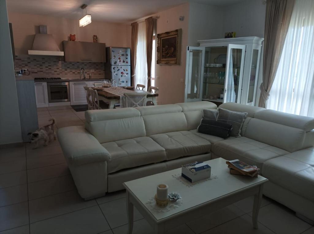 een woonkamer met een bank en een tafel bij La casa di Annalisa in Ortona
