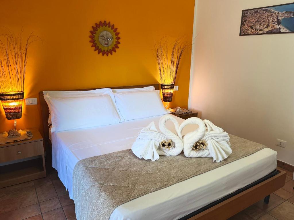 A bed or beds in a room at Tropea Casa Scirocco