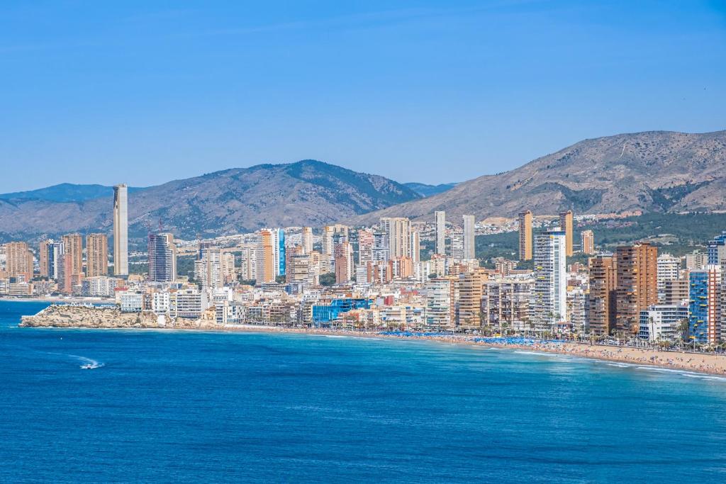 Blick auf eine Stadt vom Meer aus mit Gebäuden in der Unterkunft Trinisoll II 6-C Sea views Apartment Levante Beach in Benidorm