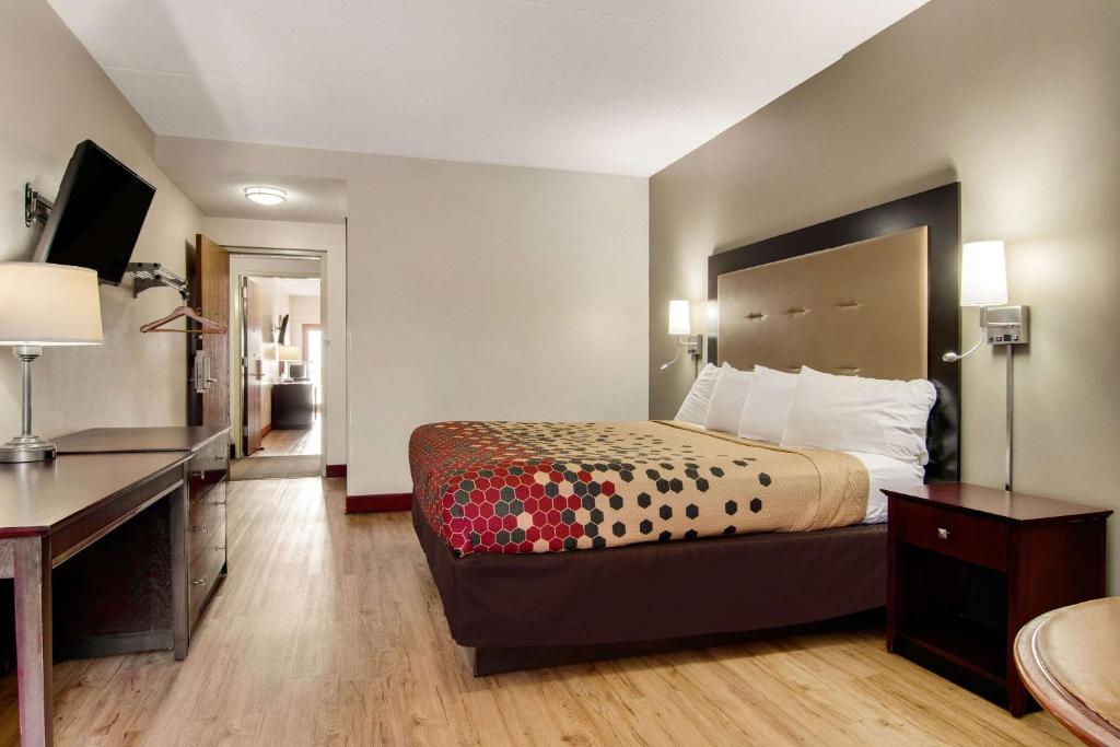Postel nebo postele na pokoji v ubytování Econo Lodge Cadillac by Choice