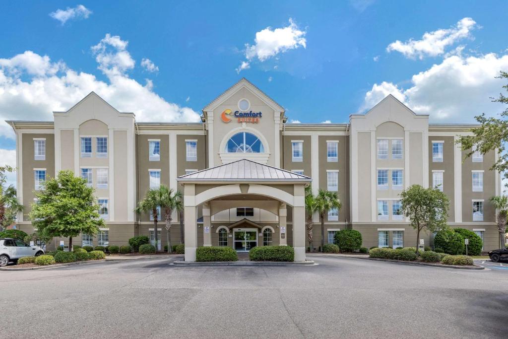 una representación de un hotel con aparcamiento en Comfort Suites Myrtle Beach Central, en Myrtle Beach