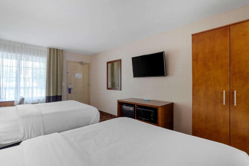 
a hotel room with a bed, television and a desk at Comfort Inn Downtown Nashville/Vanderbilt in Nashville

