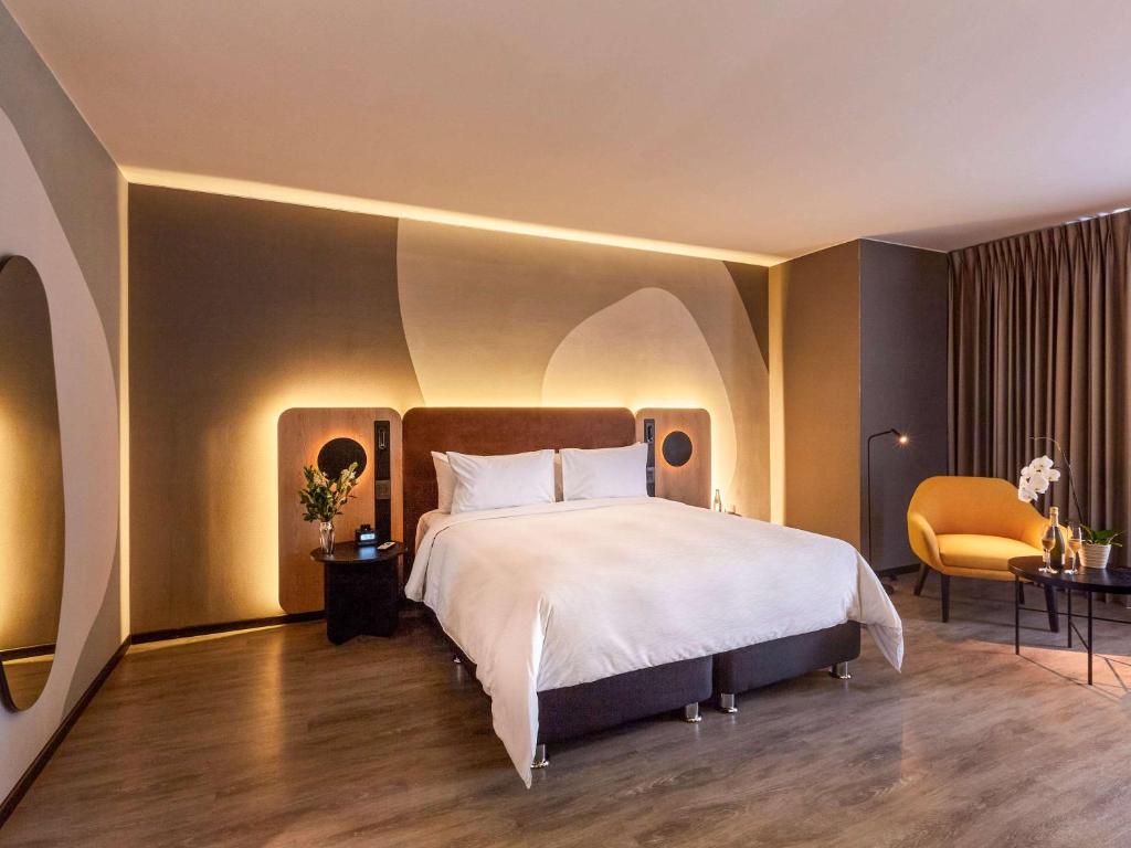 a bedroom with a bed and a desk at Pullman Lima San Isidro in Lima
