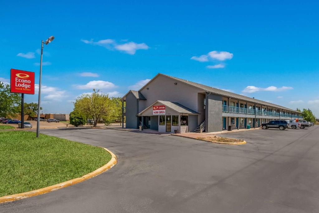 um edifício com um parque de estacionamento em frente em Econo Lodge Inn & Suites em Enid