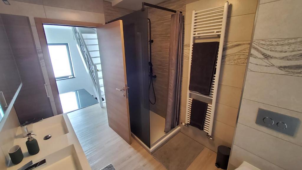 Koupelna v ubytování Chambre deluxe au 2ème étage, chambre double au 4ème étage NOT A HÔTEL