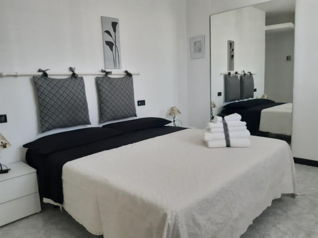 una camera con un grande letto e uno specchio di B&B Villa Grace a Città Sant'Angelo