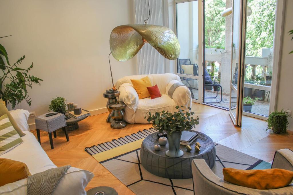 salon z kanapą i lampą w obiekcie Valsabbion Deluxe City Suite w Puli