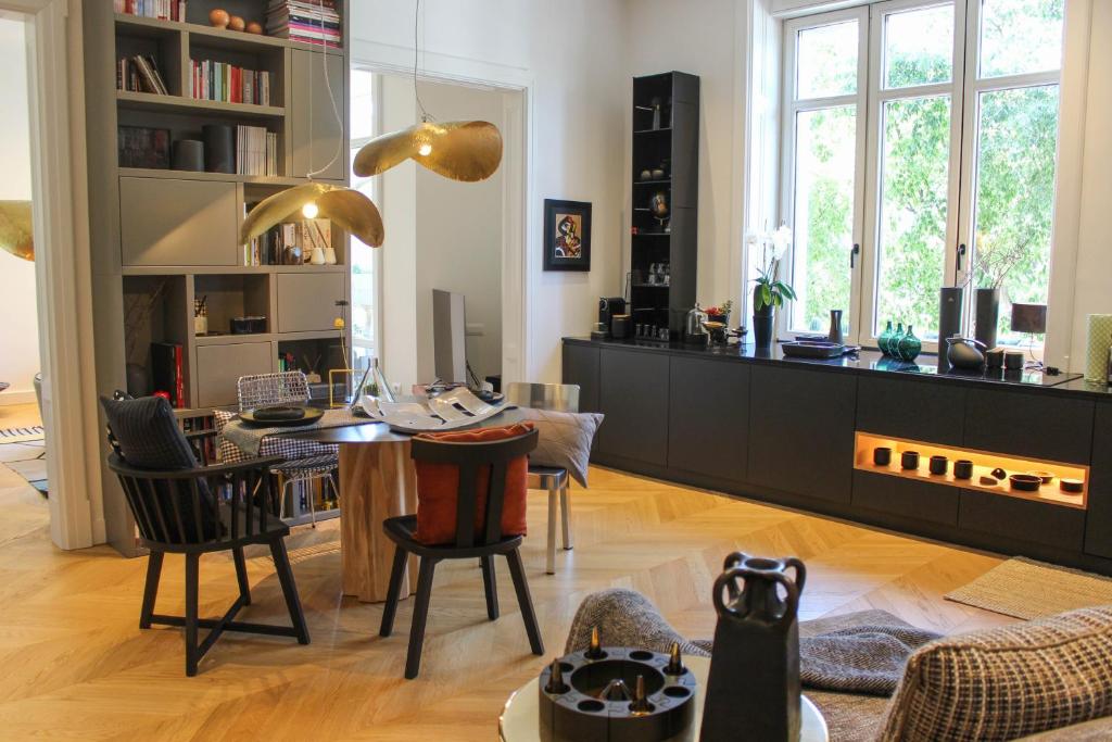 salon ze stołem i krzesłami w obiekcie Valsabbion Deluxe City Suite w Puli