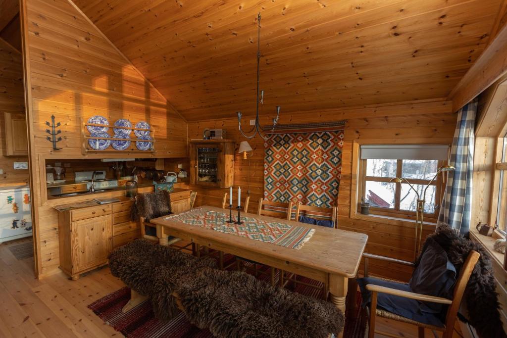 - une salle à manger avec une table dans une cabine dans l'établissement Myraleited 40, à Tjørhom