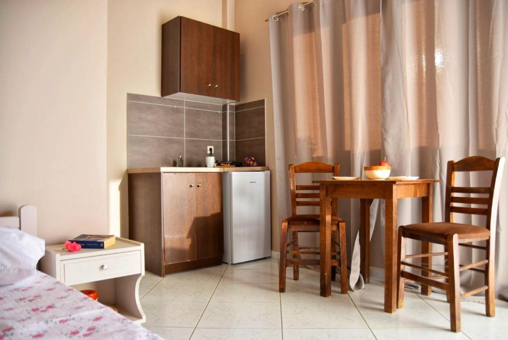 Kuchyň nebo kuchyňský kout v ubytování Anemomylos Apartments