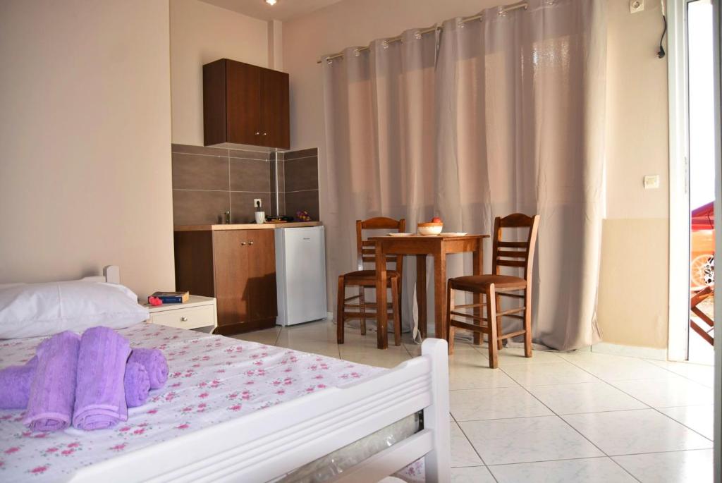 Postel nebo postele na pokoji v ubytování Anemomylos Apartments