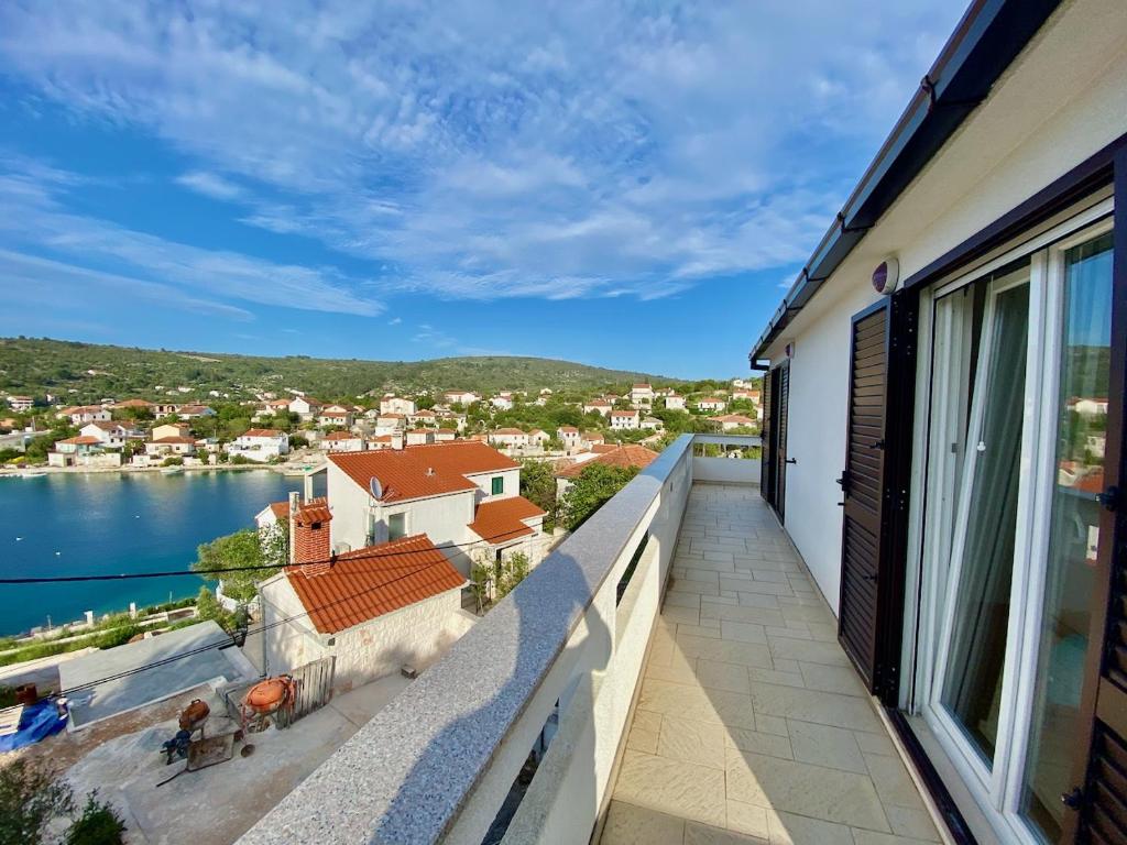 Villa Marina with a private swimming pool right by the sea, Veliki