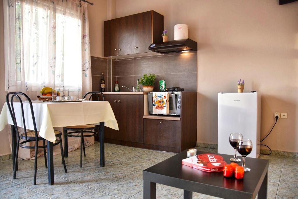 Kuchyň nebo kuchyňský kout v ubytování Anemomylos Apartments