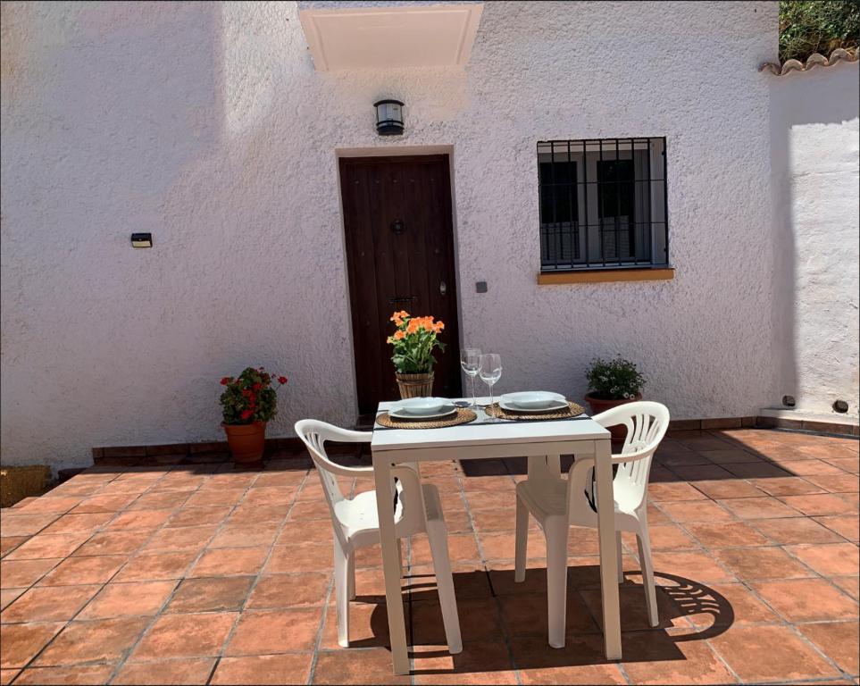 A patio or other outdoor area at A Estrenar Preciosa Suite-Céntrico-Con Jardín y Porche