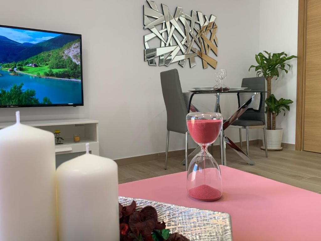 A television and/or entertainment centre at A Estrenar Preciosa Suite-Céntrico-Con Jardín y Porche