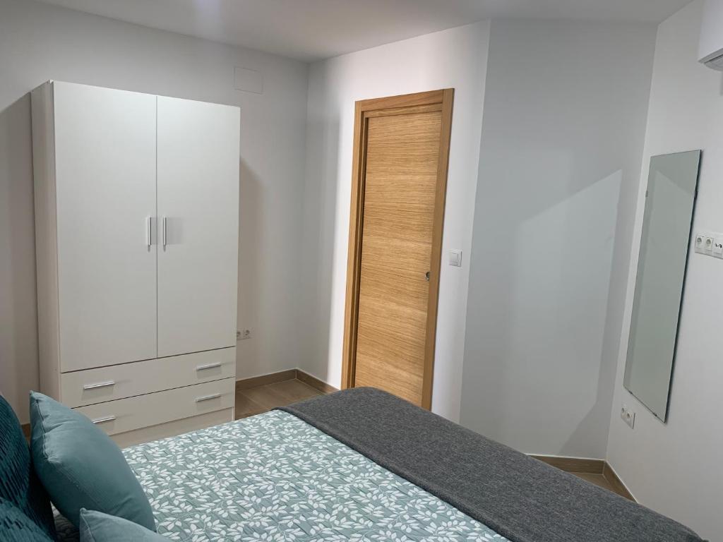 A bed or beds in a room at A Estrenar Preciosa Suite-Céntrico-Con Jardín y Porche