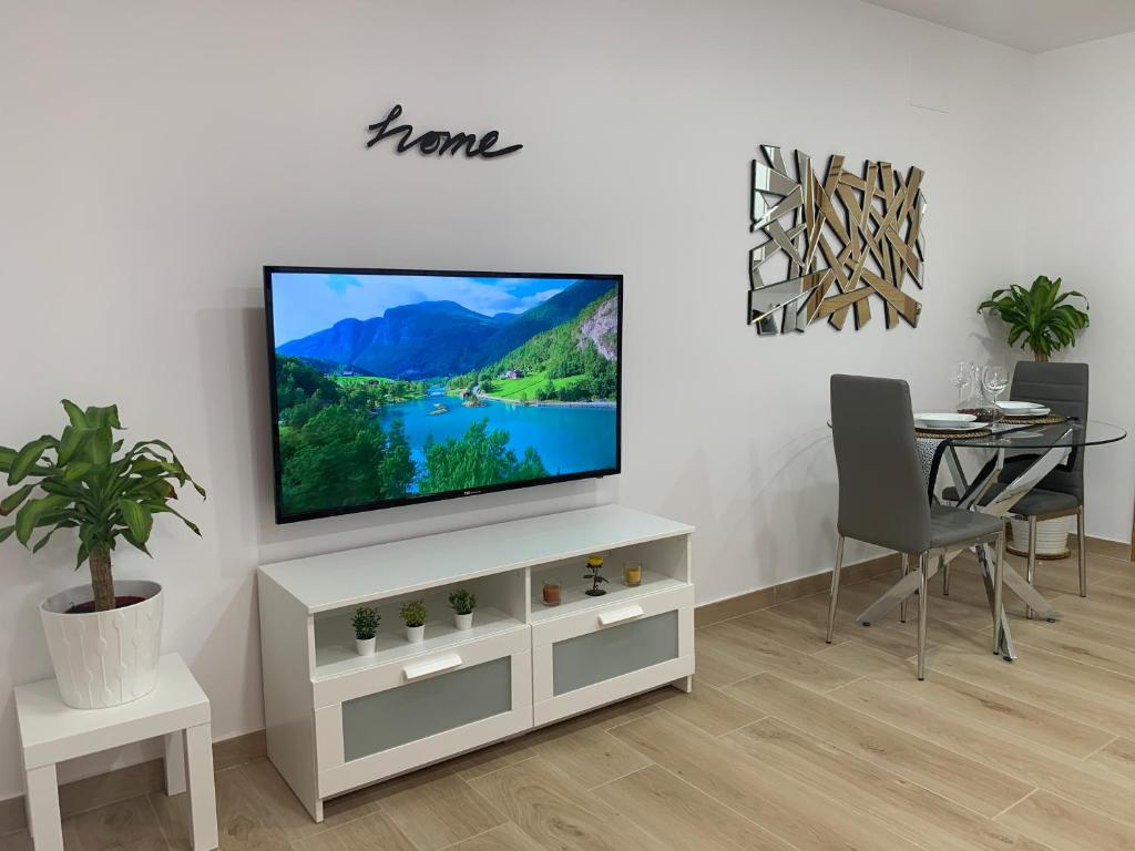 A television and/or entertainment centre at A Estrenar Preciosa Suite-Céntrico-Con Jardín y Porche