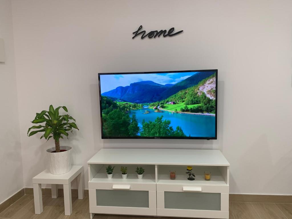A television and/or entertainment centre at A Estrenar Preciosa Suite-Céntrico-Con Jardín y Porche