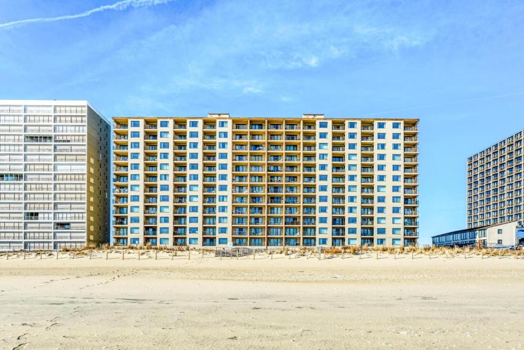 ein großes Gebäude am Strand neben dem Sand in der Unterkunft Marigot Beach 303 condo in Ocean City