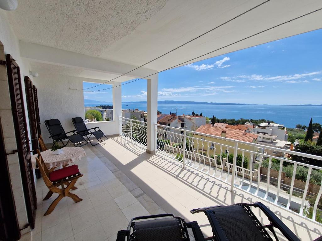 SEA VIEW 2BDR Apt + Balcony & Terrace - MARJAN HILL