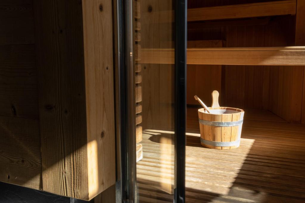 a wooden bucket sitting inside of a sauna at Hôtel National Resort & Spa in Champéry