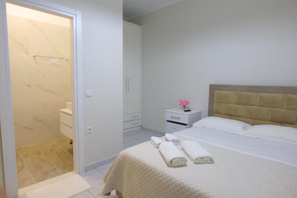 1 dormitorio con 1 cama con 2 toallas en Saranda Landscape en Sarandë
