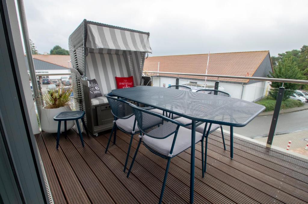 Balkón nebo terasa v ubytování Albert-INN-Glowe - barrierefrei & 3 Schlafzimmer & Coworking & Strandkorb-saisonal & Sauna im Haus & Fahrräder