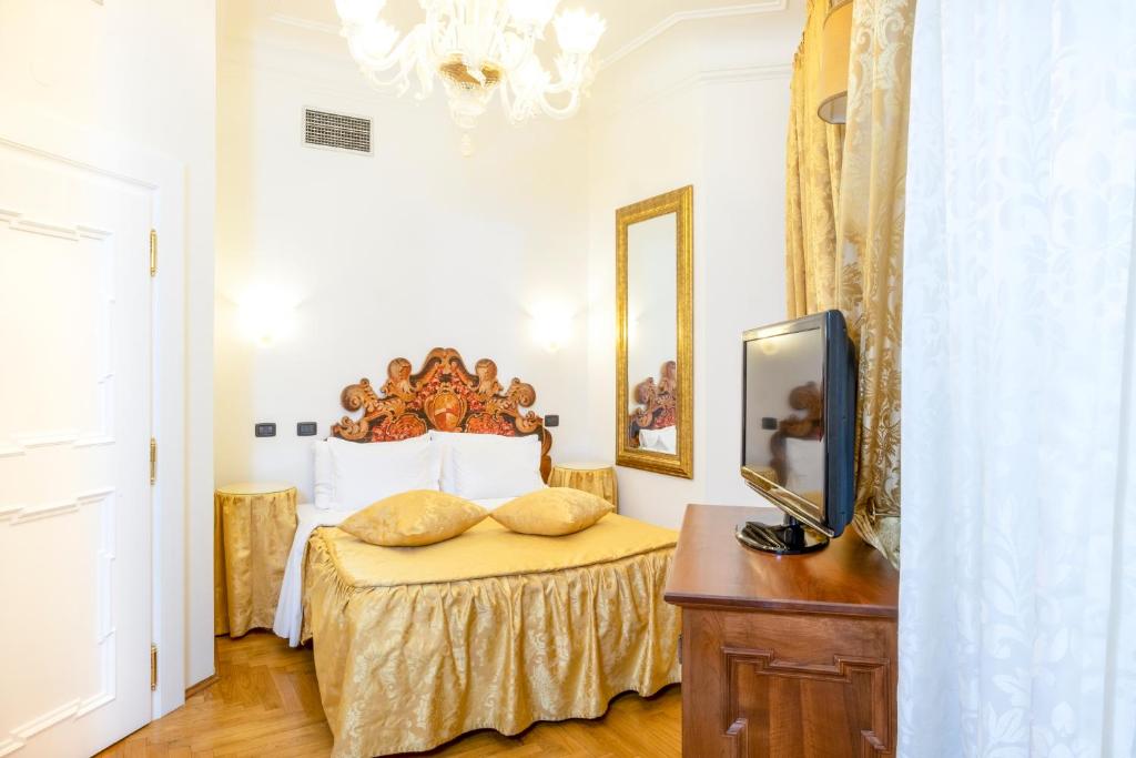 TV a/nebo společenská místnost v ubytování Charles Bridge Palace